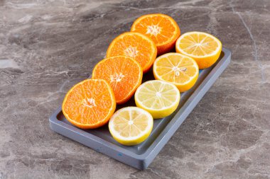 açık gri arkaplanda olgun tatlı portakallar