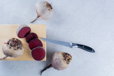 Mutfak masasında taze organik pancar kökleri.