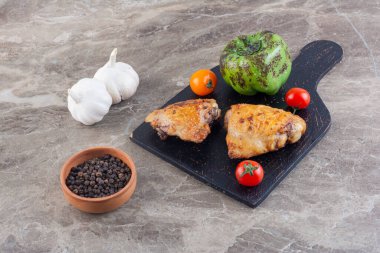 Mutfak masasında sebze ve baharatlı ızgara tavuk eti. 