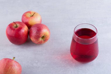 Mutfak masasında taze meyve suyu. Metin için boş alan.