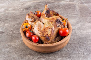 Mutfak masasında sebze ve baharatlı ızgara tavuk eti. 