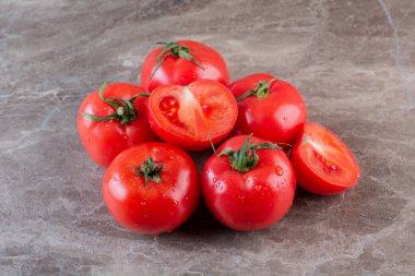 Mutfak masasında taze domatesler. 