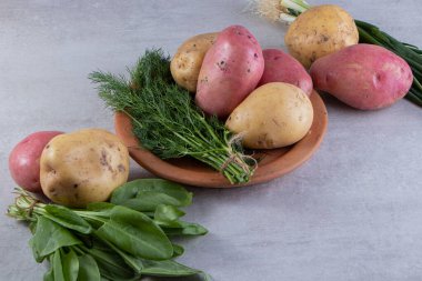 Gri arka planda taze organik patates.