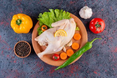 Baharatlı ve sebzeli çiğ tavuk eti.