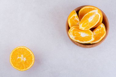 Mutfak masasında taze portakallar.  