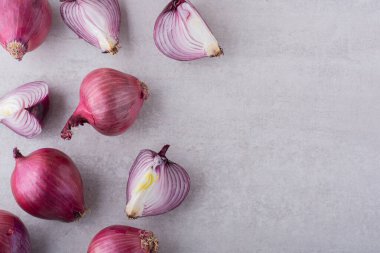 Mutfak masasında olgun organik soğanlar. 