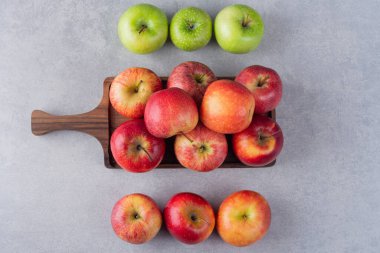 Gri arkaplanda olgun elmalar, yakın görünüm