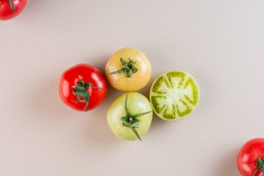 Mutfak masasının arkasında taze domatesler