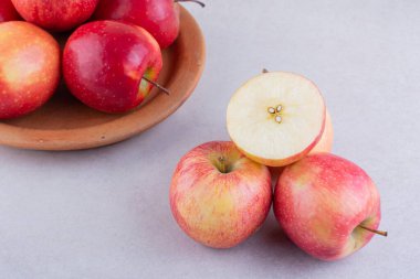 Gri arkaplanda taze olgun elmalar