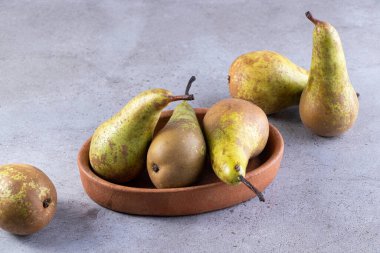 Gri arka planda taze armutlar 