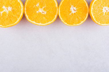 Mutfak masasında taze portakallar, sağlıklı beslenme konsepti.