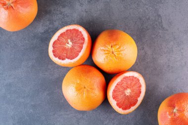Masada taze kırmızı greyfurtlar var.