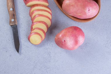 Gri arka planda taze organik patates 