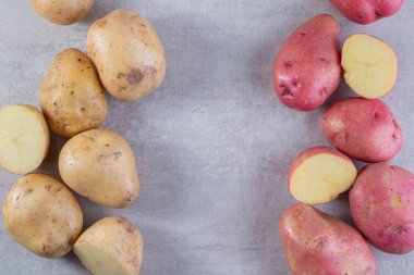Gri arka planda taze organik patates 