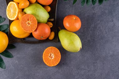 Mutfak masasında taze meyve var. Metin için boş alan.