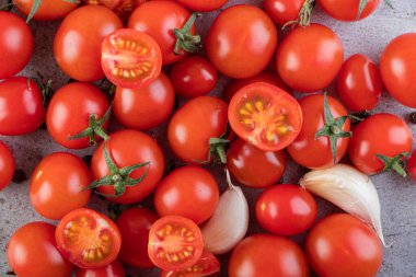 Mutfak masasında taze domatesler. 