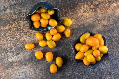 Mutfak masasında taze kumkatlar.