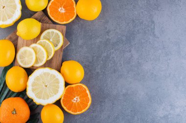 Gri arka planda taze meyveler