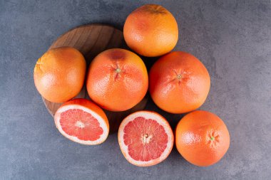 Masada taze kırmızı greyfurtlar var.
