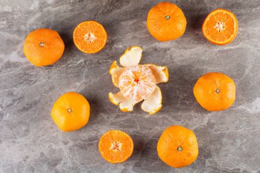 Mutfak masasında taze portakallar. 