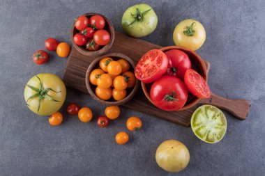 Gri arka planda yemek pişirmek için malzemeler. en üstteki görünüm. 