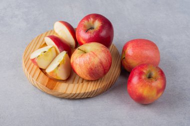 Mutfak masasında taze kırmızı elmalar.