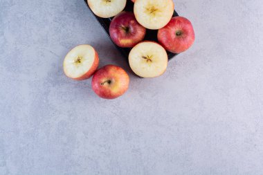 Gri arkaplanda taze olgun elmalar.