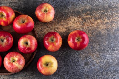 Gri arkaplanda kırmızı elmalar