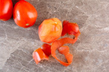 Mutfak masasının arkasında taze domatesler