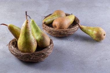 Gri arka planda olgun armutlar