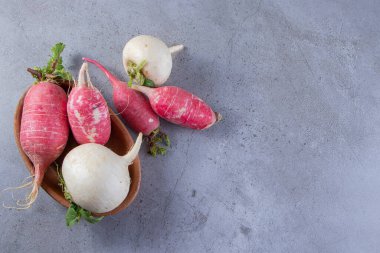 Mutfak masasında taze organik turplar.  