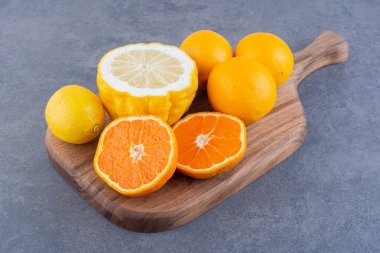 Gri arka planda taze meyveler