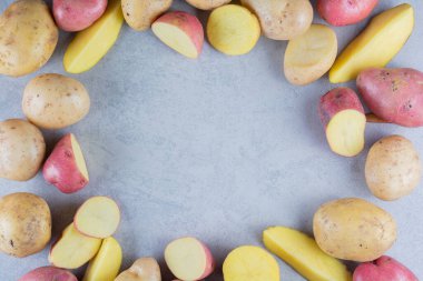 Mutfak masasında çiğ organik patates..