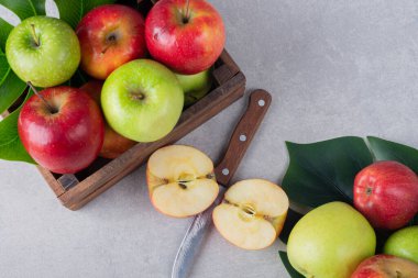 Gri arkaplanda olgun elmalar, yakın görünüm