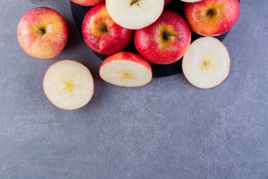 Mutfak masasında taze kırmızı elmalar.