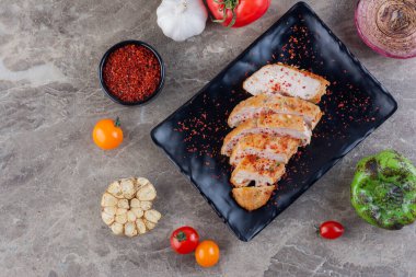 Sebze ve baharatlı ızgara tavuk eti.