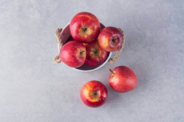 Mutfak masasında taze kırmızı elmalar.