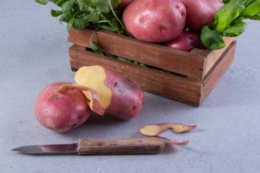 Mutfak masasında çiğ organik patates..