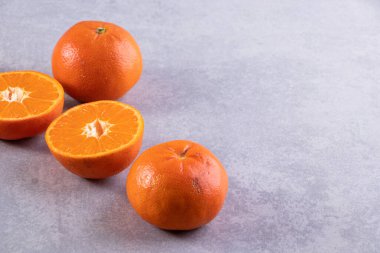 Mutfak masasında taze portakallar, sağlıklı beslenme konsepti.