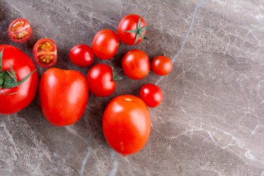 Kiktchen masa arkasında taze domatesler 