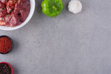 Mutfak masasında pişirmek için ham malzemeler. 