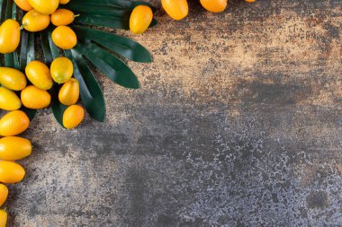 Taze kumkatlar ve yeşil yaprak.