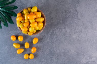 Mutfak masasında taze kumkatlar.