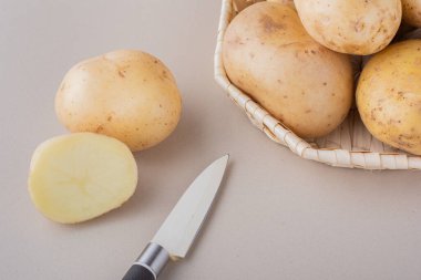 Mutfak masasında çiğ organik patates..