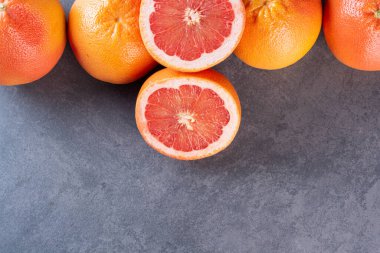Gri mutfak arka planında taze greyfurtlar..
