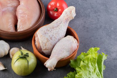 Baharatlı ve sebzeli çiğ tavuk eti. 