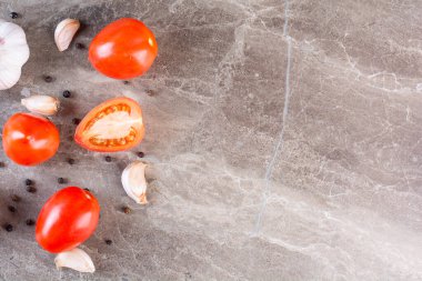 Kiktchen masa arkasında taze domatesler 