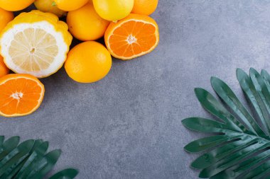 Açık gri arkaplanda taze portakallar. Boşluğu kopyala.
