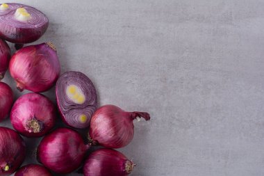 Mutfak masasında kırmızı soğan.