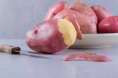 Mutfak masasında çiğ organik patates..